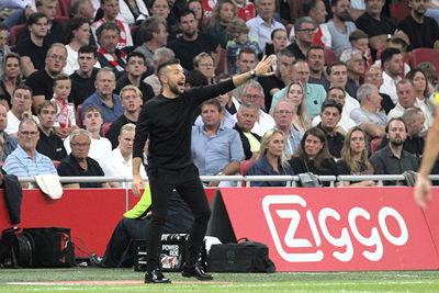 Hij schreeuwt zijn stembanden schor. © SV Ajax