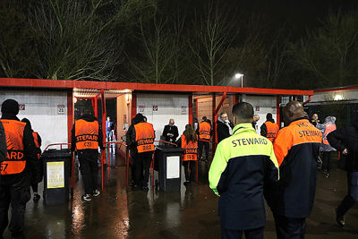 Soms even wachten, maar we komen soepeltjes binnen. © De Brouwer