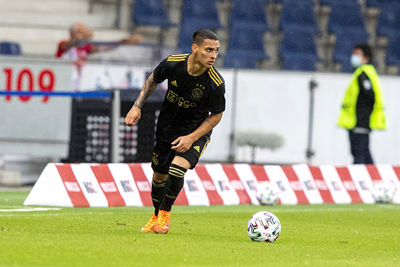 Hier is de Braziliaan nogmaals. Met de bal op de grond. © Pro Shots