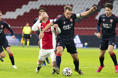 Tadic is iets te overijverig op zoek naar een penalty. © Pro Shots