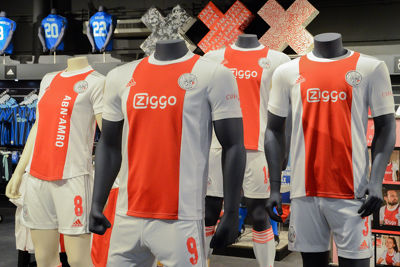 En zo zien de shirts eruit op de paspop. © Ajax Life