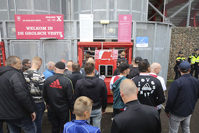 Hardcopy kaartje scannen en door naar boven. © De Brouwer