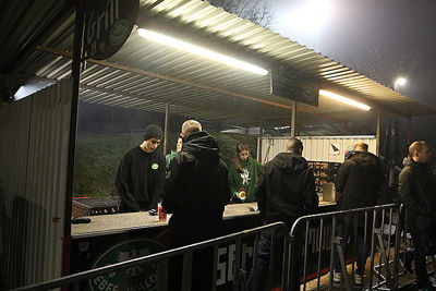 Buiten scoor je een currywurst van de grill. © De Brouwer