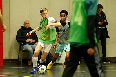 Elleboog, elleboog, elleboooooog! Nee hoor, geen gewonden. © De Brouwer