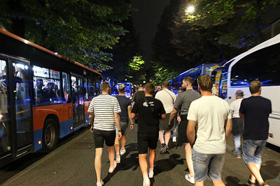 Nu staan de busjes wel klaar. © De Brouwer