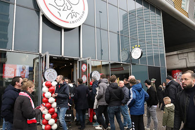 De fanshop blijft populair op wedstrijddagen. © De Brouwer