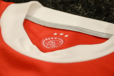 Is het nieuwe logo helemaal weg? Zeker niet! Deze vinden we terug in de kraag. © Ajax Life