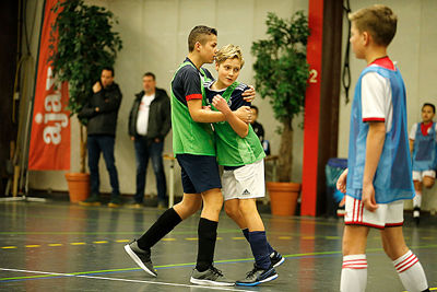 De doelpuntenmaker wordt opgevangen door zijn teamgenoot. © De Brouwer
