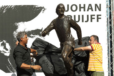 Om het standbeeld van Cruijff te onthullen! © Deze man verdient een standbeeld