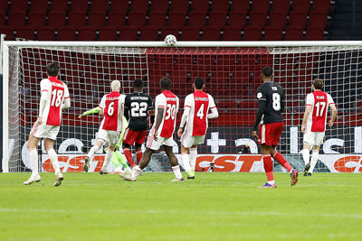 Ajax verliest latjetrap, maar wint de klassieker. © De Brouwer