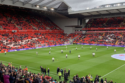 Opwarmen! Aardig wat Ajaxlegendes voetballen voor het eerst op Anfield. © Ajax Life
