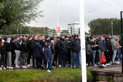 Het is al vroeg druk bij de poort van De Toekomst. © De Brouwer