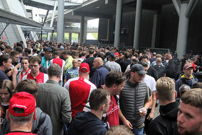 Het is gezellig druk rondom de Johan Cruijff Arena. © SV Ajax