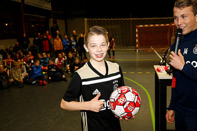 Prima prijzen, waaronder deze fijne Ajaxbal. Duimpje omhoog! © De Brouwer