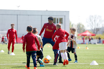 Voetballen met je helden is serieus leuk! © De Brouwer