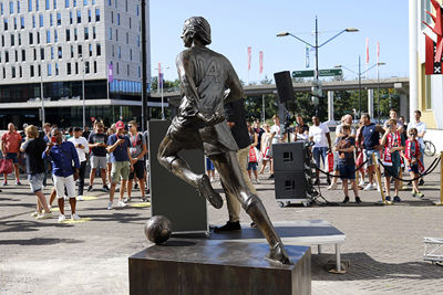 Bij Cruijff is het ook belangrijk hoe de achterkant eruit ziet! © Deze man verdient een standbeeld