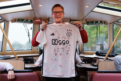 Die ronde levert hem dit shirt met krabbels op. © Pro Shots