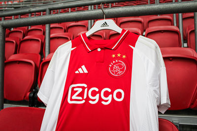 Op het eerste gezicht een fijn simpel Ajaxshirt. © Ajax Life