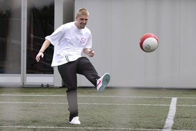 Taylor mikt, maar schiet mis. © Pro Shots 