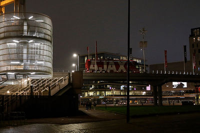 Eenmaal bij het stadion moeten de spelers het zelf doen. © De Brouwer