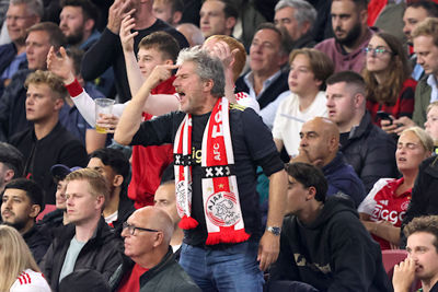 Op de tribune wordt fanatiek meegeleefd. © De Brouwer