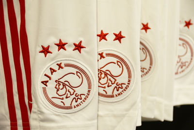We zien rode sterren en wederom een gestikt Ajaxlogo. © Ajax Life
